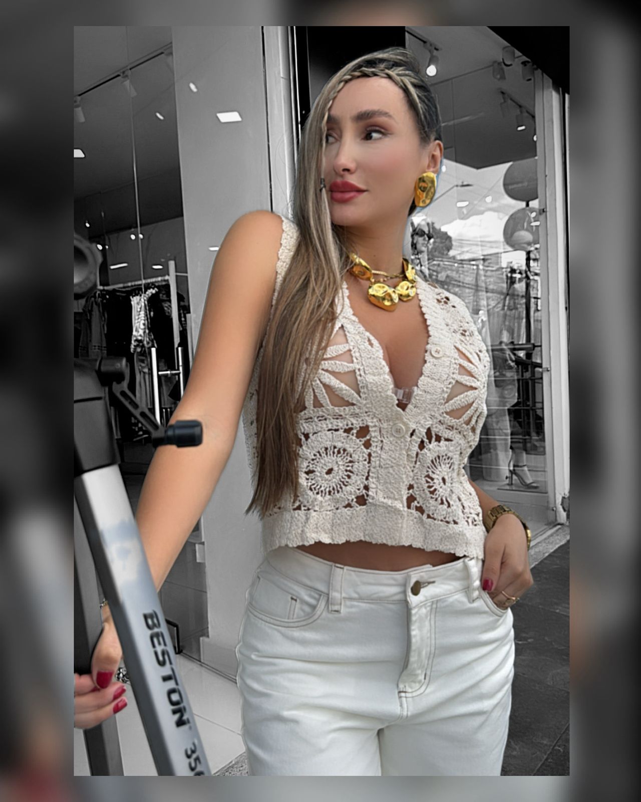 Romántica y fresca, esta blusa sin mangas en tejido crochet artesanal es ideal para darle un toque bohemio y delicado a tus outfits. Su diseño calado aporta ligereza y estilo, perfecta para combinar con jeans o faldas de tiro alto.