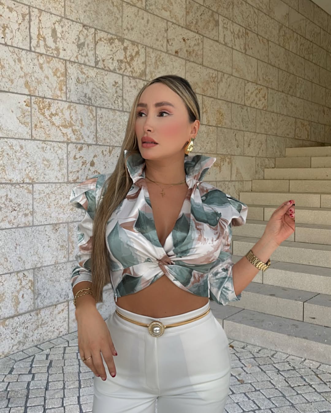 Crop anudado con estampado satinado. Cuello de volantes.