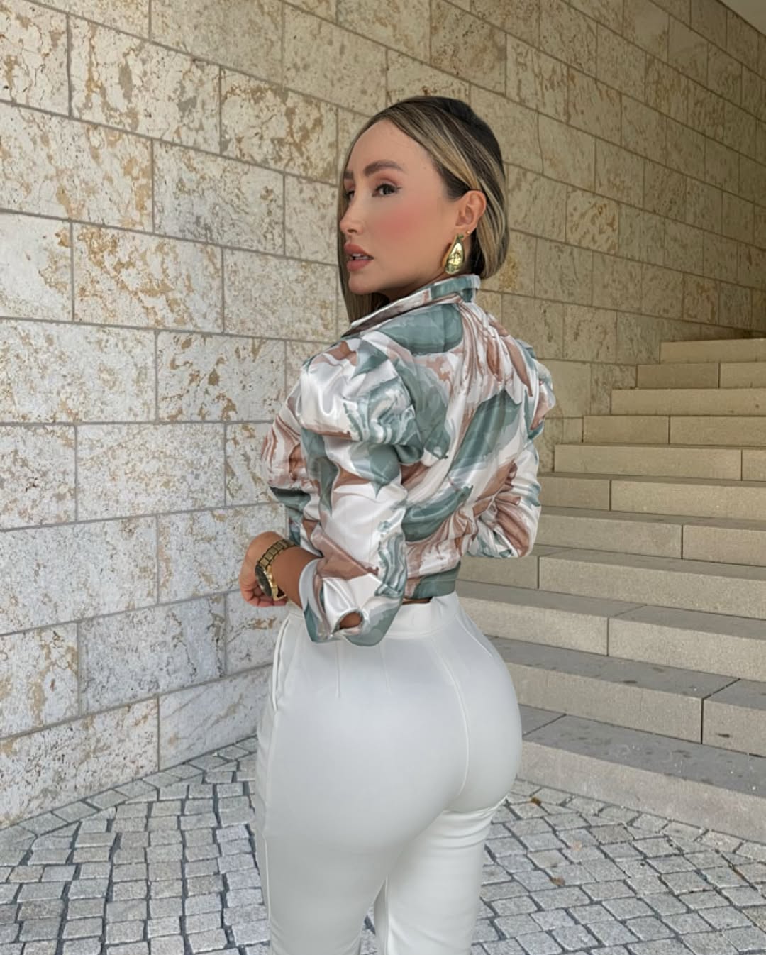 Crop anudado con estampado satinado. Cuello de volantes.