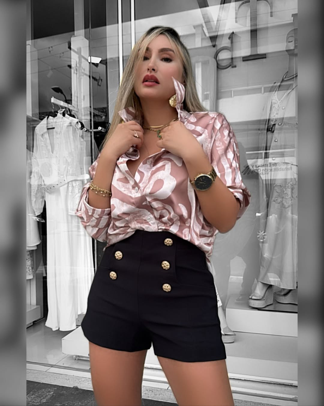 Blusa de manga tres cuartos con un cuello alto y diseño de estampado en contraste.