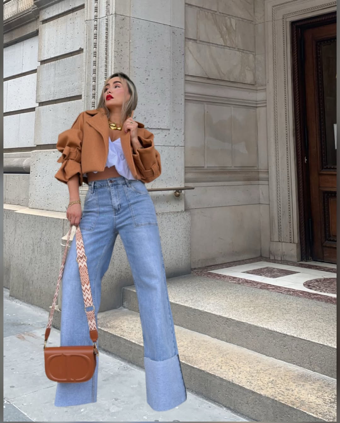 Jean de bota ancha con dobladillo contrastante, perfecto para un atuendo casual con un toque chic y original.