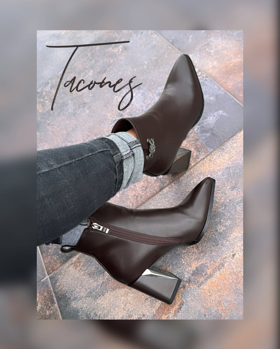 Botín de cuero sintético en color marrón profundo, con punta afilada y un tacón grueso y estructurado con detalle metálico.