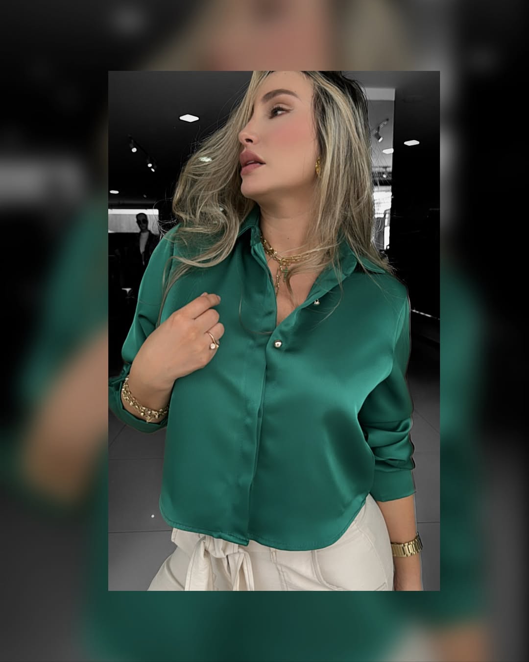 Camisa de manga larga con acabado satinado y cuello de solapa, ideal para un look sofisticado.