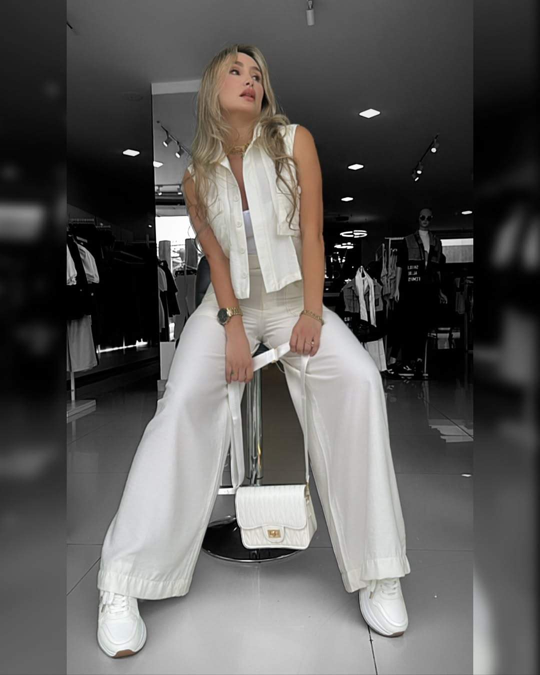 Set de dos piezas que incluye una camisa sin mangas con bolsillos y un pantalón de corte ancho, ideal para un look casual y fresco.