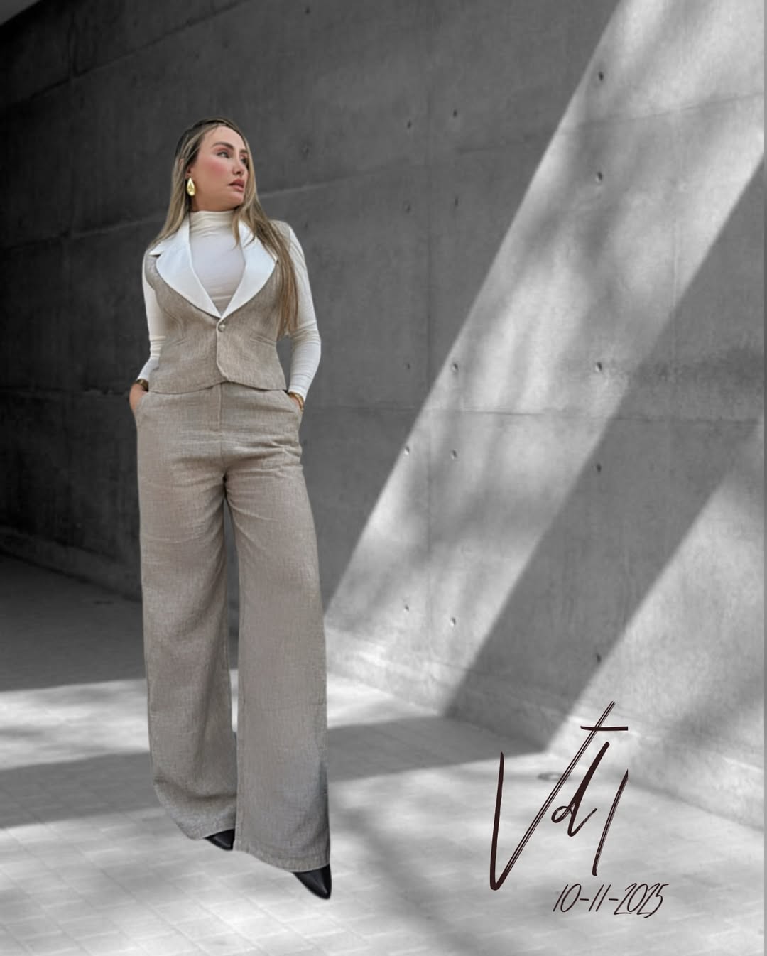 Chaleco entallado con solapa en contraste y pantalón de corte palazzo de tiro alto.