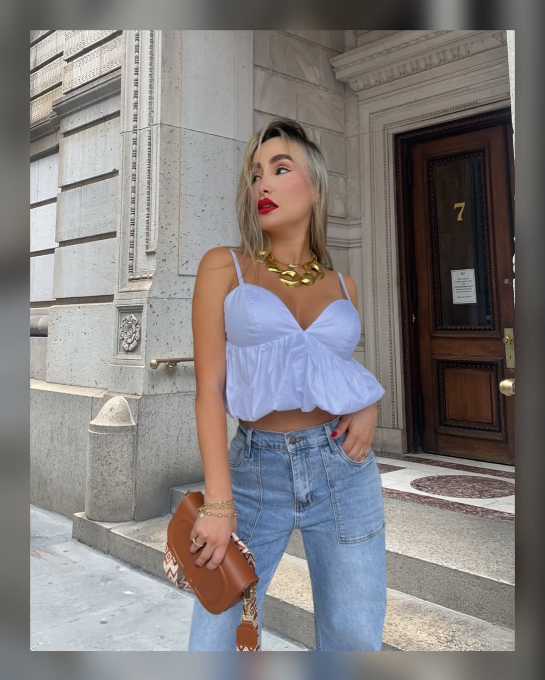 Una blusa blanca de tirantes con un diseño bustier y un detalle fruncido, perfecta para un look fresco y femenino.