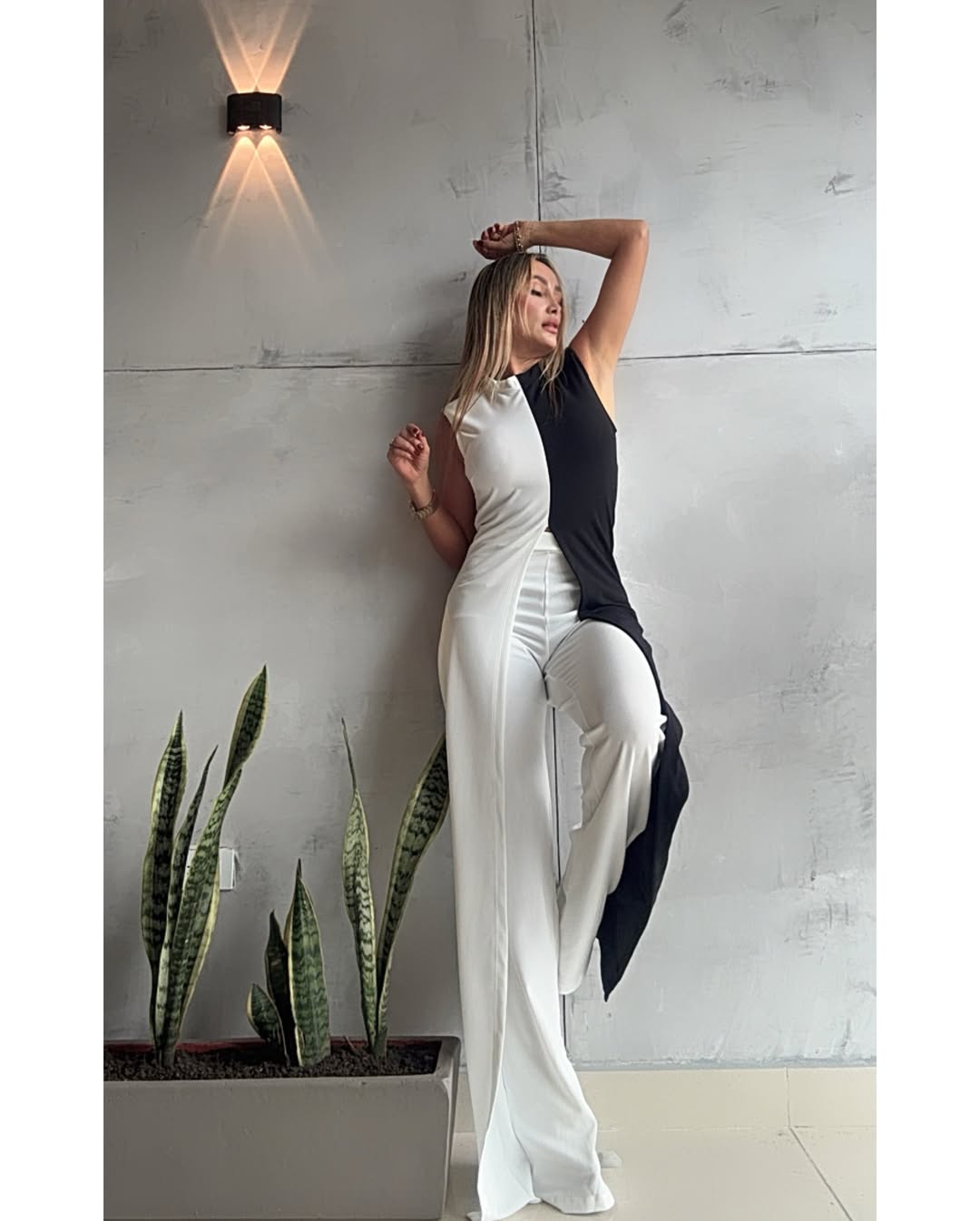 Enterizo bicolor de pantalón ancho y top asimétrico.