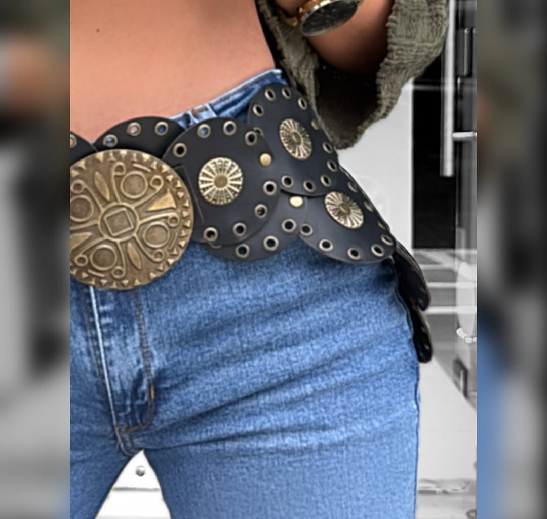 Fajón ancho de diseño único con detalles de discos metálicos que resaltan tu cintura y añaden un toque distintivo a cualquier look.
