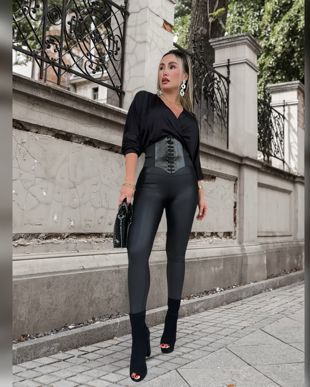 Pantalón negro que estiliza la figura y le da un toque moderno y atrevido a tu look.