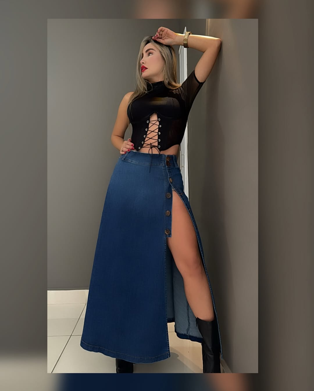 Falda maxi de denim oscuro con abertura lateral y botones frontales. Perfecta para un look elegante y moderno. ¡Hazla tuya y destaca en cualquier ocasión!