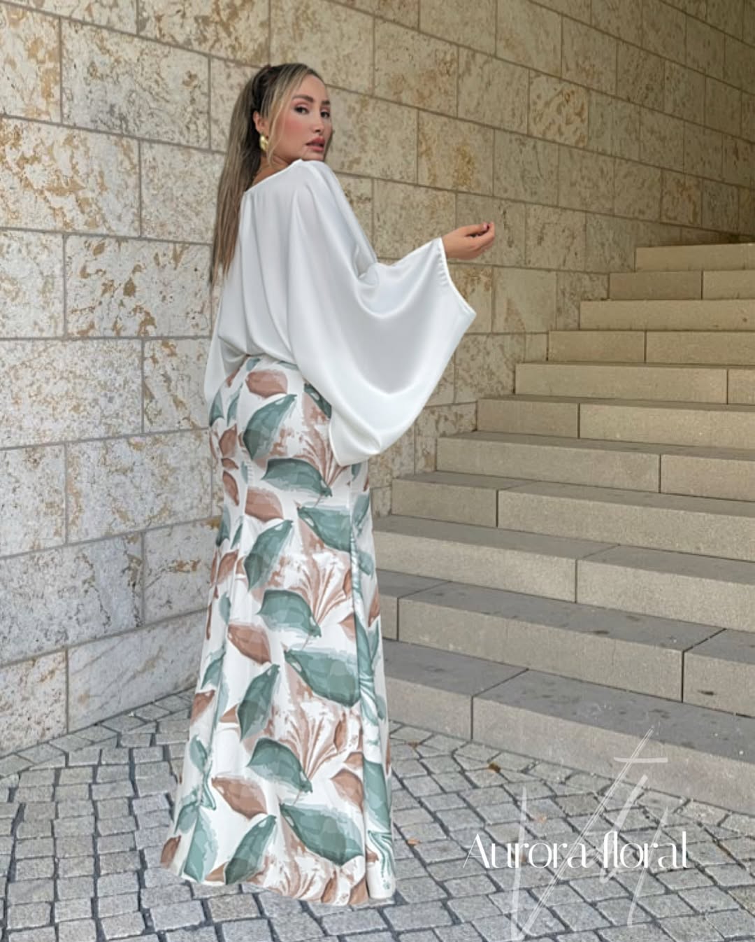 Estampado floral artístico en tonos tierra y verde. Diseño maxi con abertura lateral para movimiento y estilo.