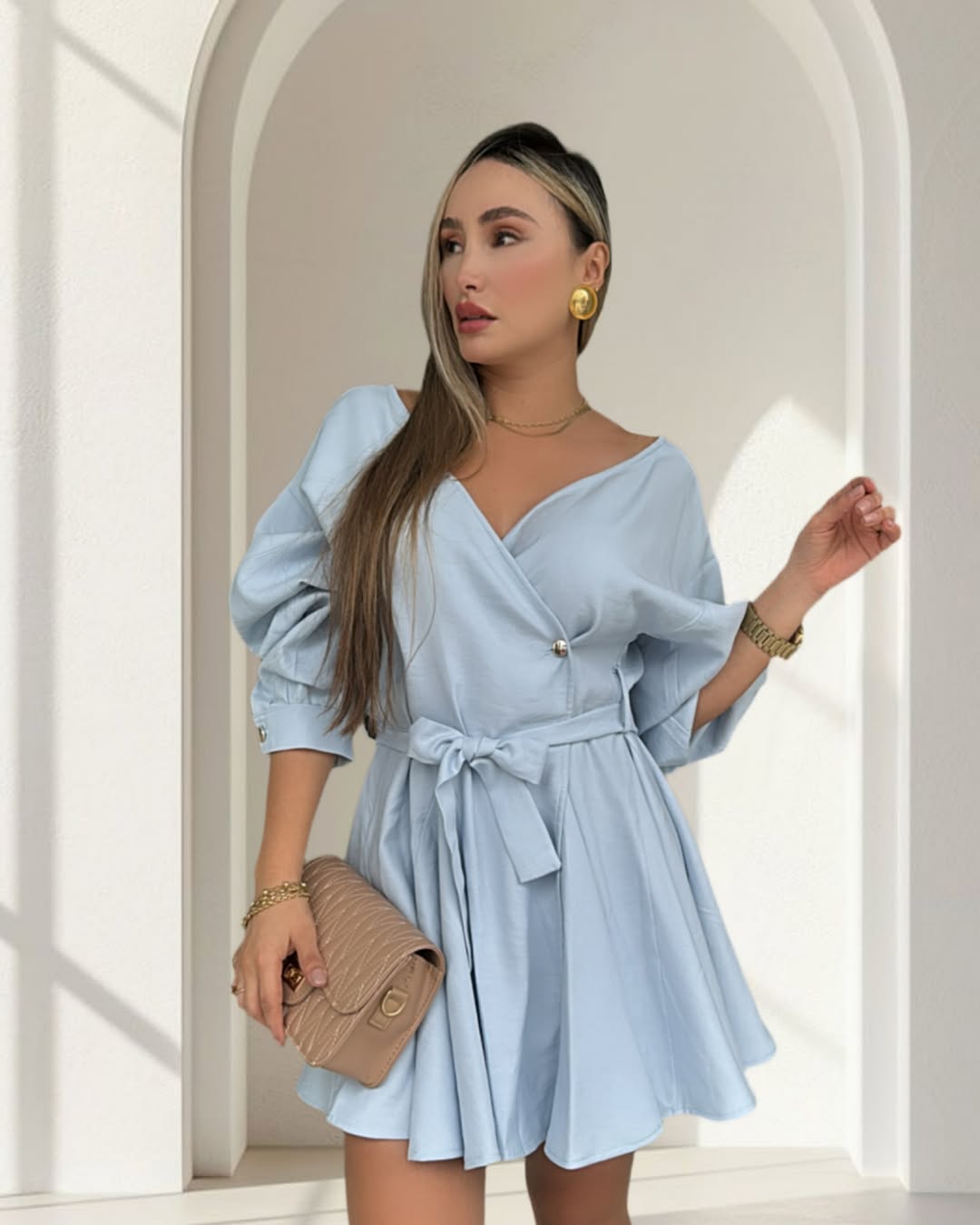 Elegancia y versatilidad se unen en un diseño cruzado y con lazo que te hará destacar.