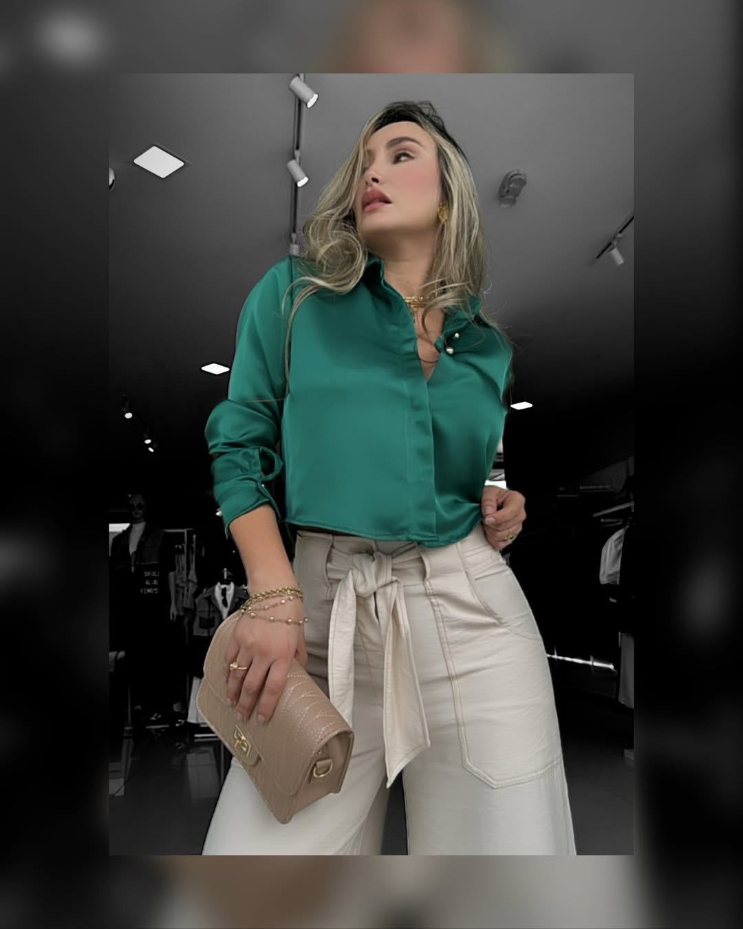 Pantalón de corte ancho con talle alto y un cinturón de lazo, perfecto para un look sofisticado y moderno.