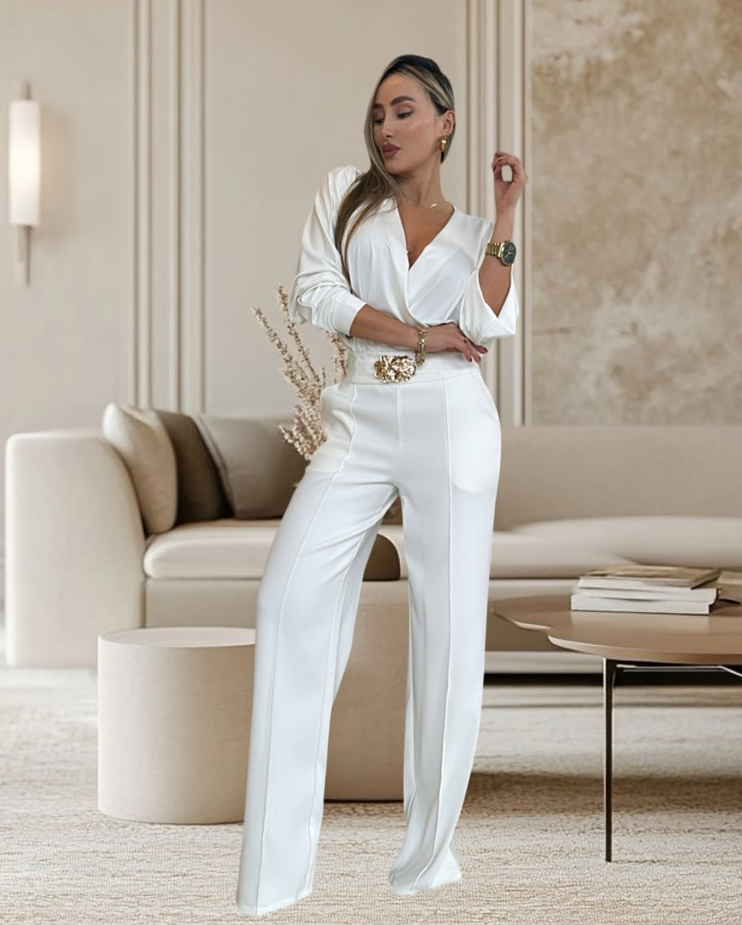 Pantalón de pierna ancha y cintura alta con un cinturón decorativo, perfecto para estilizar la figura y crear un outfit elegante.