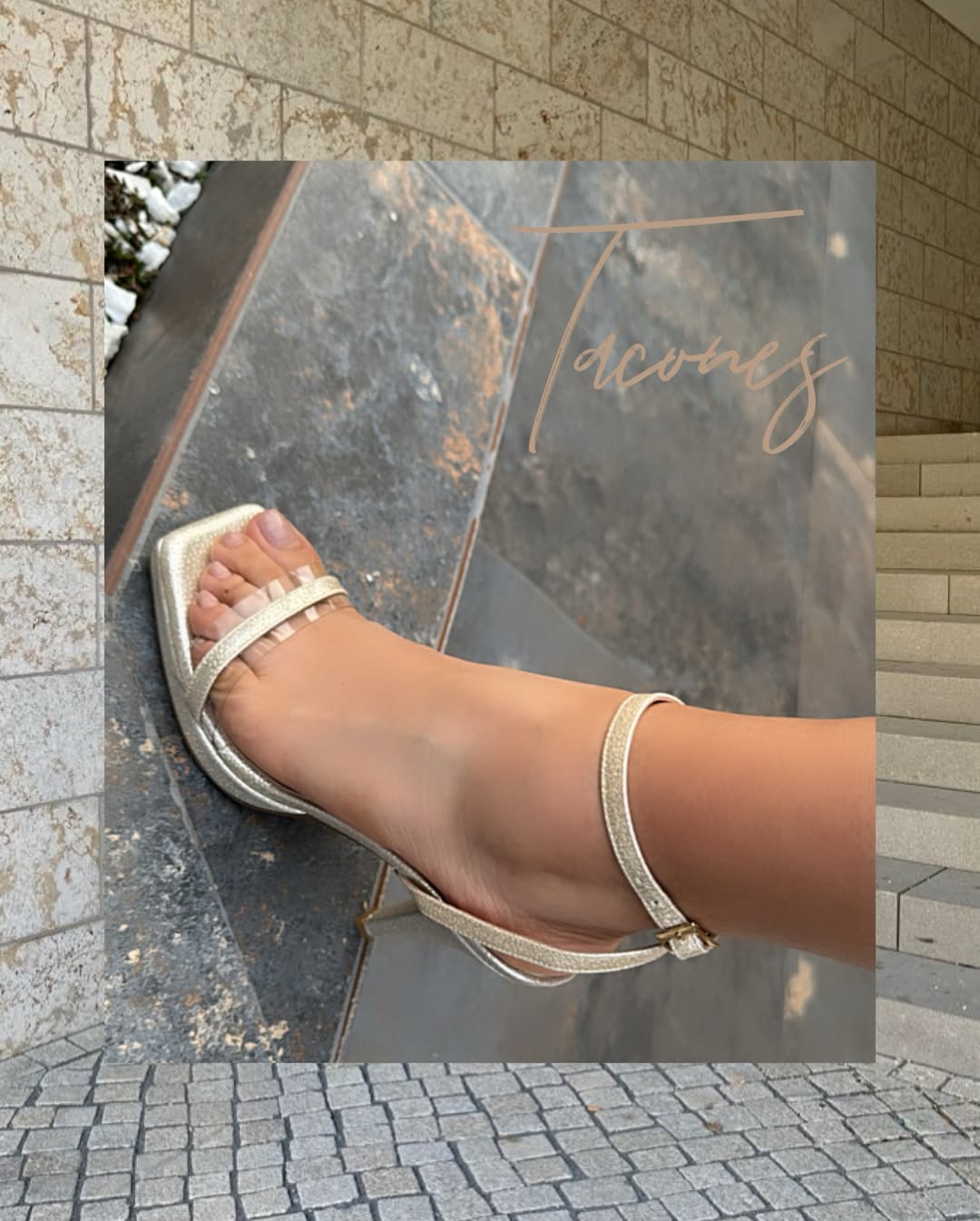 Sandalia metalizada de punta cuadrada. Tira transparente y tobillera ajustable.