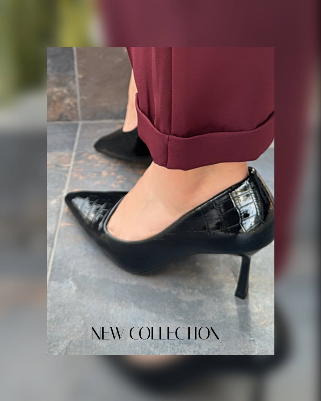 Zapatos negros de punta con textura de cocodrilo.